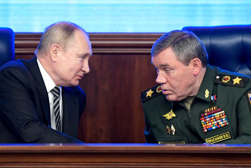 Rysslands generalstabschef Valerij Gerasimov (höger) var måltavla för mycket av Wagner-ledaren Prigozjins kritik. I december utsåg president Putin Gerasimov till högsta befälhavare för invasionsstyrkorna i Ukraina. Arkivbild.