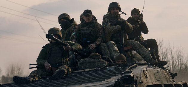 Ukrainska soldater vid fronten i Bachmut. Bilden är från tidigare i veckan.