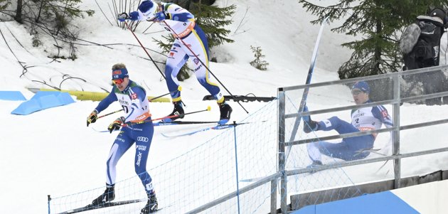 Ville Ahonen och Niilo Moilanen var inblandade i en krasch i sprinten.