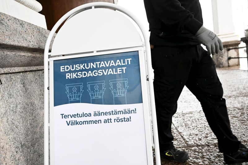 En förutsättning för att medborgarna ska kunna rösta i riksdagsvalet är att de röstberättigade får korrekt adress till vallokalen. Nu har över 300 svenskspråkiga väljare i Esbo fått fel adress till vallokalen i Ängskulla. Felet ska åtgärdas med ett brev med korrekt adress, som skickas till väljarna per expresspost.