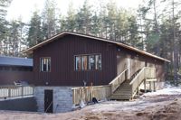 Det nya traditionscentret ligger bakom byggnaden där Hangö frontmuseum huserar sedan tidigare. Dock är de två byggnaderna ihopkopplade med varandra.