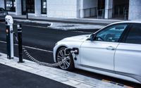 Allt fler företag i Norden går in för att erbjuda ett elpris som varierar från timme till timme. Då blir det möjligt att ladda elbilen när elen är som billigast.