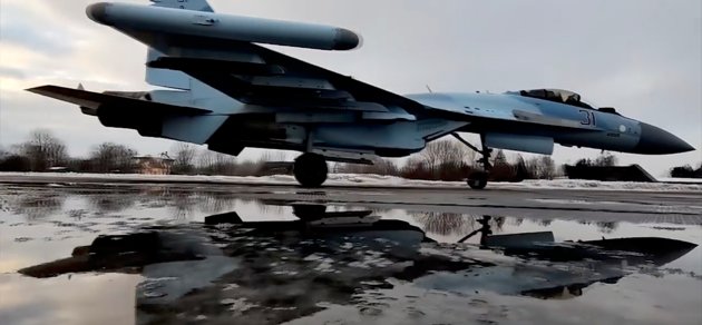 Ett ryskt SU-35-stridsplan landar under en militärövning i Belarus i januari 2022. Bilden är distribuerad av ryska försvarsministeriet.