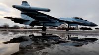 Ett ryskt SU-35-stridsplan landar under en militärövning i Belarus i januari 2022. Bilden är distribuerad av ryska försvarsministeriet.