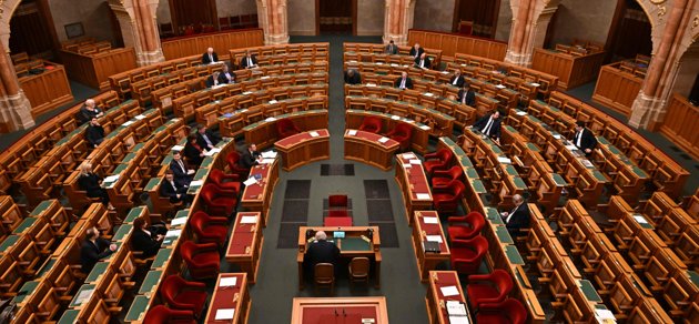 Omröstningen hölls i parlamentet i Budapest på måndagskvällen.