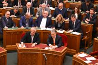 Ungerns premiärminister Viktor Orbán (t.h.) och vice premiärministern Zsolt Semjen när parlamentet röstade för att godkänna Finlands Natomedlemskap på måndagskvällen.