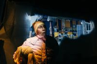 Olika perspektiv på Vinterkriget. Kati Outinen som ukrainska åttaåringen Alisa med sin docka Denis i Avoimet Ovets finsk-rysk-ukrainska satsning.