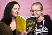 Författaren Karin Filén och programledaren Isa Lodenius.