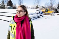Borgå vattens VD Elina Antila står vid en hög med vattenrör i Finnby. Sakteligen börjar grävarbetena.