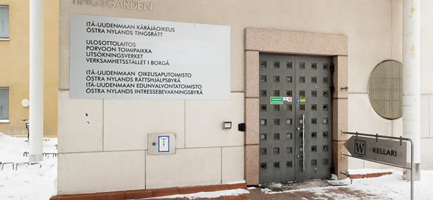 Våldsdådet behandlades i Östra Nylands tingsrätt. Enligt domen var kvinnan otillräknelig vid tiden för dådet.