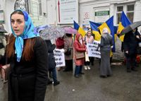 Under onsdagen har demonstranter samlats utanför klostret Lavra i Kiev. De kräver att ”Moskvas präster lämnar Ukraina”.