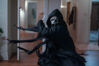 Efter de senaste Ghostface-morden lämnar de fyra överlevande Woodsboro för att börja om på nytt i New York.