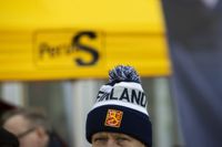 En man som bär lejonförsedd Finlandsmössa vid ett valjippo i Helsingfors den 15 mars 2023.