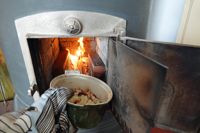 Kanske på grund av de höga energikostnaderna har många hittat ett nygammalt sätt att laga mat - man stoppar in grytan i plåtugnen.
