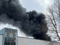 200 personer som arbetade inne i byggnaden evakuerades undan branden under onsdagen.