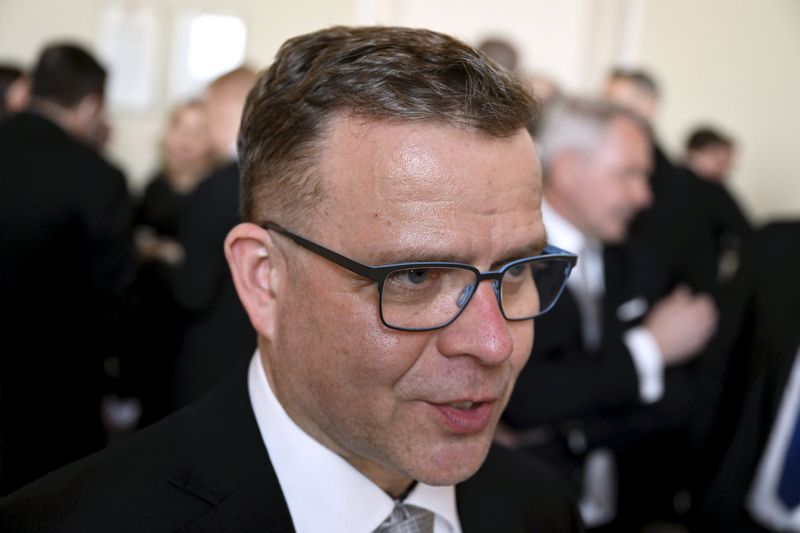 Samlingspartiets ordförande Petteri Orpo vid den nuvarande riksdagens sista kaffebjudning.