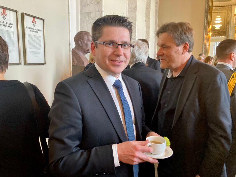 Mikko Ollikainen (SFP) har känt in att det finns en större oro i väljarnas vardag. I bakgrunden Kimmo Kiljunen (SDP).