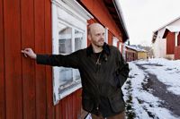 Atte Salmi som är bosatt i Gamla stan säger att leveranstiden för en sådan här bredfodring är 100 år. Han hoppas att byggnadsbeståndet kan bevaras så att byggnaderna på riktigt är gamla och inte endast ser gamla ut.
