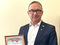 Hangös stadsdirektör Denis Strandell kommer att ratta en av bilarna som ska köras i konvoj från Hapsal i Estland till Uman i Ukraina.