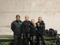 Tränaren Niklas Degerlund, samt spelarna fr.v. Tilde Lindström, Elin Enberg och Cassandra Bergman på plats i Västerby.