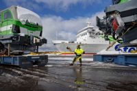 VR:s ny hybridlok som här lossas i Hangö hamn väger 90 ton och är 19 meter långa. De har en effekt på 6400 kilowatt men har också två dieselmotorer. Loken, vars topphastighet är 200 kilometer i timmen, kan dra över två miljoner ton.