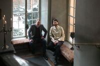 Förlaget M:s försäljningschef Alexander Kråkström och Schildts & Söderströms marknadsföringschef Jonas Sundström i Van der Nootska palatset i Stockholm.