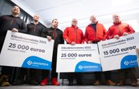 Mottagarna delar på 70 000 euro. I mitten Borgå Sjöräddarnas Pauli Tarna och Jarko Alanko.
