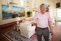 Affärsmannen och Ålandsprofilen Anders Wiklöf kom över en tavla av Albert Edelfelt för 400 000 euro. – Tavlor ska hänga på väggarna! säger han med en udd riktad mot personer som förvarar konst i bankfack. Här är Wiklöf fotograferad i sitt hem i Mariehamn 2019.