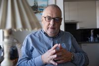 HUS anser att Mats Lagerstams cancer ska behandlas palliativt. Vid andra välfärdsområden ser man annorlunda på hans sjukdom. Han vill berätta sin historia i hopp om att den kan hjälpa andra som kanske måste vända sig till vården en dag.