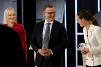 Riikka Purra, Petteri Orpo och Sanna Marin hade lätt för att skratta före Yles sista valdebatt. När den väl började var de i luven på varandra som vanligt.
