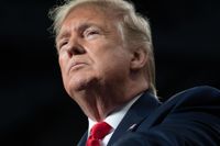 En åtalsjury i New York har röstat för att väcka åtal mot USA:s tidigare president Donald Trump. Trump kallar åtalet för en "politisk förföljelse" och "häxjakt" som kommer att slå tillbaka på president Joe Biden.