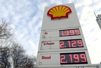 Bränslepriserna är nu lägre än för ett år sedan, och det drar ner inflationen även om matpriserna fortsätter stiga.