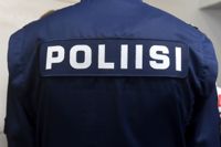 Polisen utreder identiteten på en person som hittats i havet utanför Österby i Ekenäs och har inlett en dödsorsaksutredning.