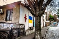 I Tbilisi ser man ofta georgiska och ukrainska flaggan målade sida vid sida på husväggar. Ukraina godkändes i somras som EU-kandidat, medan Georgien fick bakläxa.