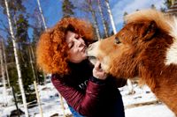 Maria ”Trolle” Ingman ska leda den uppdaterade djurlinjen på Akan i höst. Som nyhet blir det fördjupning på häst. - Hästar skapar välmående, säger Maria Ingman och krafsar om ponnyn Pablo.