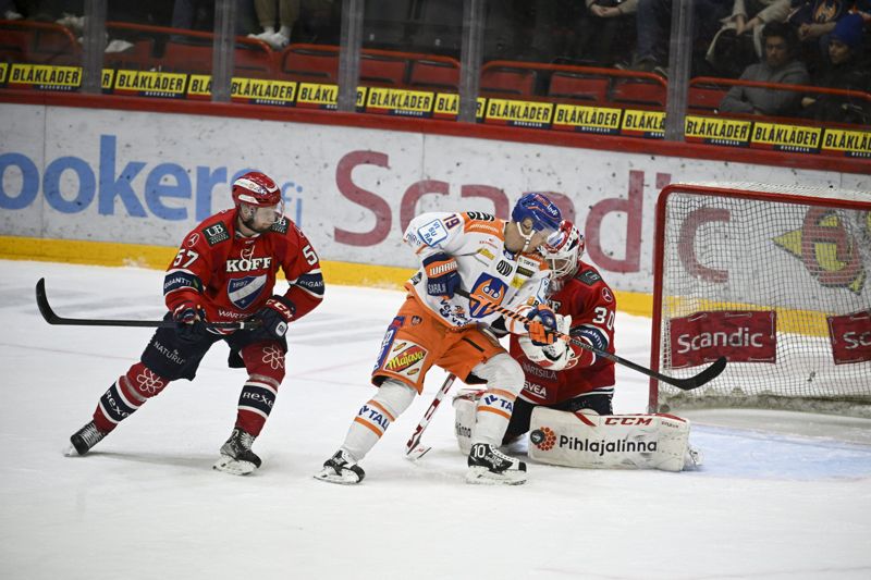 Veli-Matti Savinainen trycker in den avgörande pucken.