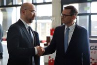 Ukrainas premiärminister Denys Sjmyhal vid ett möte med Polens premiärminister Mateusz Morawiecki i maj i fjol. Arkivbild.
