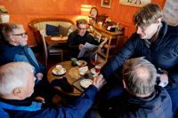 Risto Honkala gratulerar Otto Andersson på Café Favorit i Lovisa. Gubbarna vid bordet brukar gymnastisera varje måndag och efteråt blir det kaffe. Deras allmänna omdöme är att det är bra för hela regionen att ha en riksdagsledamot.