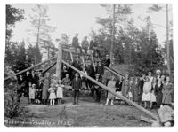 Bilden av midsommarfirande vid gungan i Pirlax är tagen 1932.