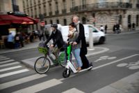 Turister på en elsparkcykel i Frankrikes huvudstad Paris den 31 mars.