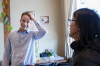 När Henrik Wickström träffar sin mamma Jaana för första gången som riksdagsledamot är känslorna på ytan.