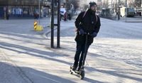 Det är förbjudet att vara mer än en person på elsparkcykel.