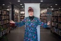 Mari Anttonen leder berättelseeftermiddagarna på Borgå huvudbibliotek.