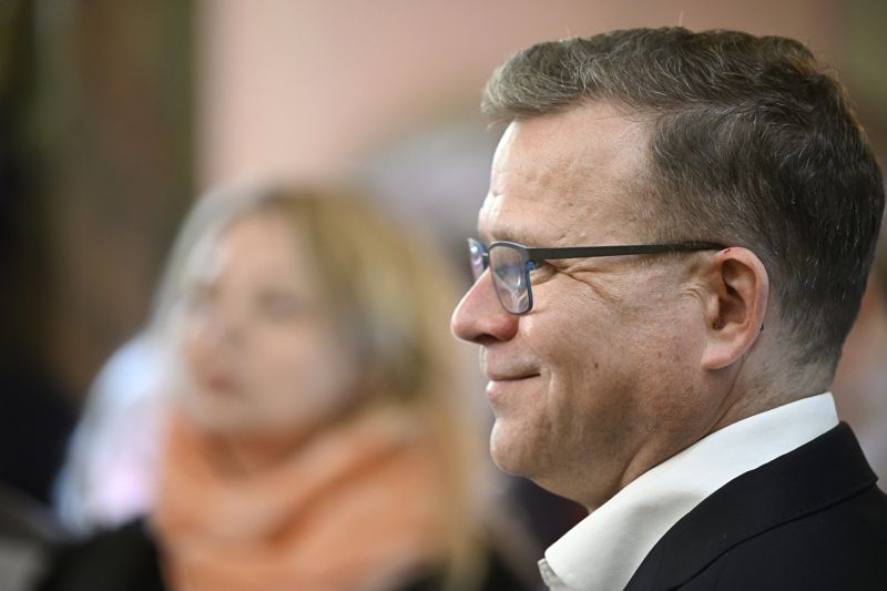 Petteri Orpo säger att klimatförändringarna är en så viktig fråga att Finland inte kan pruta på sitt lagstadgade mål om klimatneutralitet 2035. Sannfinländarna, som han väntas bilda regering med, anser att målet kan skjutas fram med 15 år.