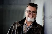 Mikael Crawford har skrivit fyra romaner vid sidan av sitt jobb som chef för Yle Östnyland.