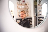 Frisören Johannes Poikkimäki ser och hör allt oftare om hårtransplantationer. Ett ämne som inte är obekant för honom.