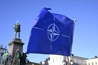 Ett tiotal finländare samlades på Senatstorget i Helsingfors för att fira Finlands medlemskap i Nato den 4 april. De ivrigaste viftade med Natoflaggan.