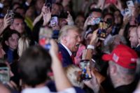 Tidigare president Donald Trump möter anhängare när han anländer till sin strandnära bostad i södra Florida.