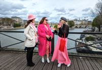 – Jag bara älskar Emily in Paris för seriens färggranna mode, säger Lynn Donald (i mitten) som tillsammans med väninnan Pamela Strathern från Skottland går i Emilys fotspår. Teresa Rullan (till höger) från Costa Rica har packat med ett flertal Emily-outfits för semesterresan i Paris.  