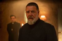 Russell Crowe som den katolske prästen Gabriele Amorth (1925–2016) som hävdade att han utförde tiotusentals demonutdrivningar under sin livstid.